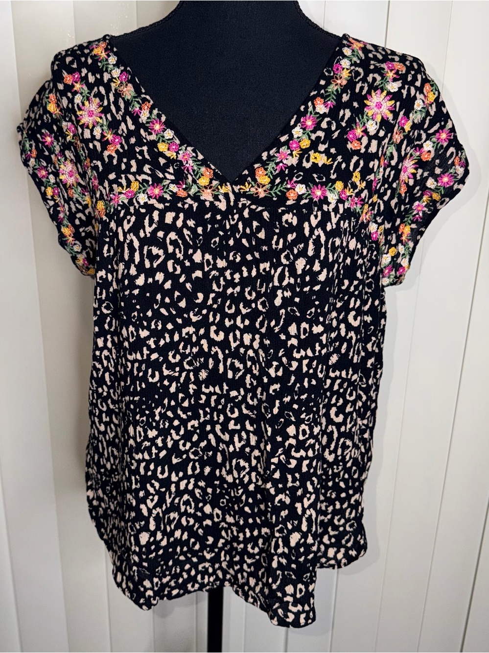 Savanna Jane Short Sleeve Blouse Leopard Print Embroidered Floral V-neck Size L